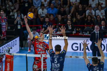 2024-09-22 - 10 Wassim Ben Tara (Sir Susa Vim Perugia) spike - FINAL - SIR SUSA VIM PERUGIA VS ITAS TRENTINO - SUPERCOPPA - VOLLEYBALL