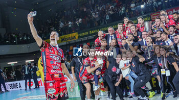 2024-09-22 - Perugia celebrates the victory - FINAL - SIR SUSA VIM PERUGIA VS ITAS TRENTINO - SUPERCOPPA - VOLLEYBALL