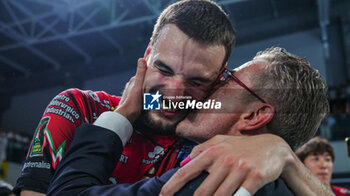 2024-09-22 - 6 Simone Giannelli (Sir Susa Vim Perugia) with Angelo Lorenzetti (Head Coach of Sir Susa Vim Perugia) - FINAL - SIR SUSA VIM PERUGIA VS ITAS TRENTINO - SUPERCOPPA - VOLLEYBALL