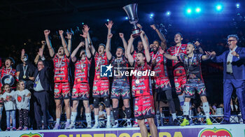 2024-09-22 - 6 Simone Giannelli (Sir Susa Vim Perugia) and teammates with the cup - FINAL - SIR SUSA VIM PERUGIA VS ITAS TRENTINO - SUPERCOPPA - VOLLEYBALL