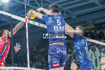 2024-09-22 - 5 Alessandro Michieletto (Itas Trentino) block - FINAL - SIR SUSA VIM PERUGIA VS ITAS TRENTINO - SUPERCOPPA - VOLLEYBALL