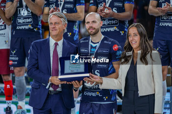 2024-09-22 - 6 Riccardo Sbertoli (Itas Trentino) and Sara Funaro (Firenze mayor) - FINAL - SIR SUSA VIM PERUGIA VS ITAS TRENTINO - SUPERCOPPA - VOLLEYBALL