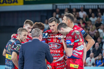 2024-09-22 - Perugia players during a time out - FINAL - SIR SUSA VIM PERUGIA VS ITAS TRENTINO - SUPERCOPPA - VOLLEYBALL