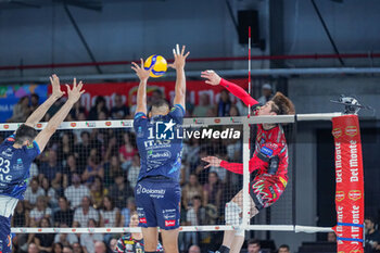 2024-09-22 - 14 Yuki Ishikawa (Sir Susa Vim Perugia) spike - FINAL - SIR SUSA VIM PERUGIA VS ITAS TRENTINO - SUPERCOPPA - VOLLEYBALL