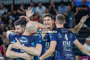 2024-09-22 - 5 Alessandro Michieletto (Itas Trentino) and teammates exultation - FINAL - SIR SUSA VIM PERUGIA VS ITAS TRENTINO - SUPERCOPPA - VOLLEYBALL