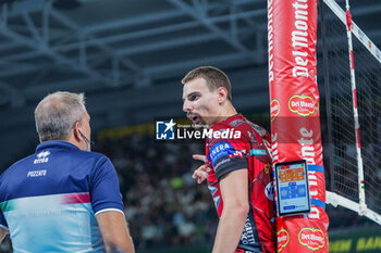 2024-09-22 - 6 Simone Giannelli (Sir Susa Vim Perugia) with referee - FINAL - SIR SUSA VIM PERUGIA VS ITAS TRENTINO - SUPERCOPPA - VOLLEYBALL