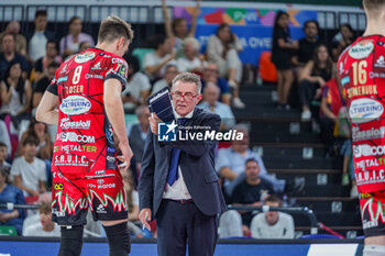 2024-09-22 - Angelo Lorenzetti (Head Coach of Sir Susa Vim Perugia) with 8 Agustin Loser (Sir Susa Vim Perugia) - FINAL - SIR SUSA VIM PERUGIA VS ITAS TRENTINO - SUPERCOPPA - VOLLEYBALL