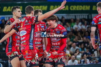 2024-09-22 - 14 Yuki Ishikawa (Sir Susa Vim Perugia) and teammates exultation - FINAL - SIR SUSA VIM PERUGIA VS ITAS TRENTINO - SUPERCOPPA - VOLLEYBALL