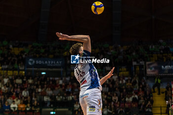 2024-02-03 - Kamil Rychlicki (Trentino Volley) at service - VERO VOLLEY MONZA VS ITAS TRENTINO - SUPERLEAGUE SERIE A - VOLLEYBALL