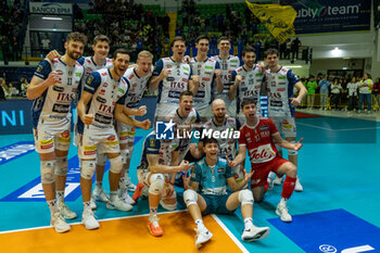 2024-02-03 - Players of Trentino Volley celebrate the victory - VERO VOLLEY MONZA VS ITAS TRENTINO - SUPERLEAGUE SERIE A - VOLLEYBALL