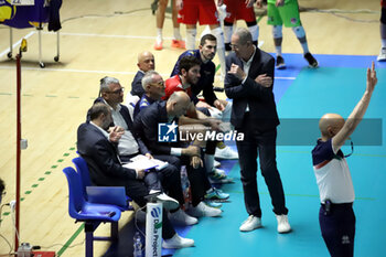 2024-02-04 - Ljubomir Travica trainer Prisma Taranto with staff. - GIOIELLA PRISMA TARANTO VS CISTERNA VOLLEY - SUPERLEAGUE SERIE A - VOLLEYBALL