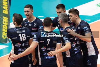 2024-02-11 - Cisterna Volley celebrates the point during the Superleague match between Valsa Group Modena and Cisterna Volleyball at PalaPanini Modena on February 11, 2024 in Modena, Italy. - VALSA GROUP MODENA VS CISTERNA VOLLEY - SUPERLEAGUE SERIE A - VOLLEYBALL