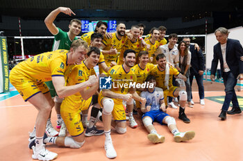2024-02-11 - Valsa Group Modena celebrates the victory of Superleague match between Valsa Group Modena and Cisterna Volleyball at PalaPanini Modena on February 11, 2024 in Modena, Italy. - VALSA GROUP MODENA VS CISTERNA VOLLEY - SUPERLEAGUE SERIE A - VOLLEYBALL