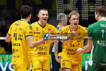 2024-02-11 - Valsa Group Modena celebrates the point during the Superleague match between Valsa Group Modena and Cisterna Volleyball at PalaPanini Modena on February 11, 2024 in Modena, Italy. - VALSA GROUP MODENA VS CISTERNA VOLLEY - SUPERLEAGUE SERIE A - VOLLEYBALL