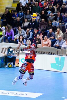 2024-02-14 - (Sir Safety Susa Vim Perugia) Russo Roberto serve - CISTERNA VOLLEY VS SIR SAFETY SUSA VIM PERUGIA - SUPERLEAGUE SERIE A - VOLLEYBALL
