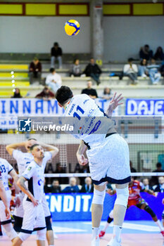2024-02-14 - (Cisterna Volley) Faure Theo Alexandre serve - CISTERNA VOLLEY VS SIR SAFETY SUSA VIM PERUGIA - SUPERLEAGUE SERIE A - VOLLEYBALL