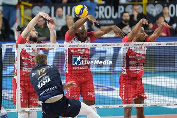 2024-02-14 - Block of Robertlandy Simon Aties of Gas Sales Bluenergy Piacenza during the match between Rana Verona and Gas Sales Bluenergy Piacenza, regular season of the SuperLega Italian Volleyball Championship 2023/2024, at Pala AGSM-AIM in Verona, Italy on February 14, 2024. - RANA VERONA VS GAS SALES BLUENERGY PIACENZA - SUPERLEAGUE SERIE A - VOLLEYBALL