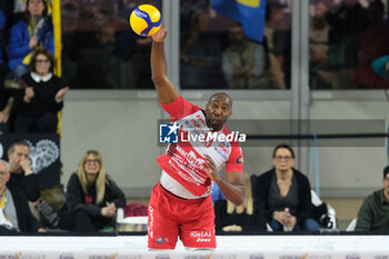 2024-02-14 - Robertlandy Simon Aties of Gas Sales Bluenergy Piacenza at serve during the match between Rana Verona and Gas Sales Bluenergy Piacenza, regular season of the SuperLega Italian Volleyball Championship 2023/2024, at Pala AGSM-AIM in Verona, Italy on February 14, 2024. - RANA VERONA VS GAS SALES BLUENERGY PIACENZA - SUPERLEAGUE SERIE A - VOLLEYBALL