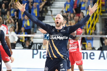 2024-02-14 - Aidan Zingel of Rana Verona celebrates after scores a point during the match between Rana Verona and Gas Sales Bluenergy Piacenza, regular season of the SuperLega Italian Volleyball Championship 2023/2024, at Pala AGSM-AIM in Verona, Italy on February 14, 2024. - RANA VERONA VS GAS SALES BLUENERGY PIACENZA - SUPERLEAGUE SERIE A - VOLLEYBALL
