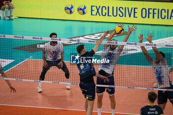 2024-02-14 - MARCO VITELLI (POWERVOLLEY MILANO) AND MONSTER BLOCK GABRIELE DI MARTINO (MINT VERO VOLLEY MONZA) - ALLIANZ MILANO VS VERO VOLLEY MONZA - SUPERLEAGUE SERIE A - VOLLEYBALL