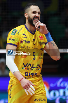 2024-02-14 - Osmany Juantorena of Valsa Group Modena Volleyball despairs after missing the point during the Superleague match between Valsa Group Modena and Cisterna Volleyball at PalaPanini in Modena on Feb. 11, 2024 in Modena, Italy. - VALSA GROUP MODENA VS GIOIELLA PRISMA TARANTO - SUPERLEAGUE SERIE A - VOLLEYBALL