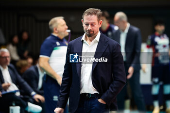 2024-02-14 - Coach Alberto Giuliani of Valsa Group Modena together with Bruno Rezende during the Superleague match between Valsa Group Modena and Cisterna Volleyball at PalaPanini Modena on February 11, 2024 in Modena, Italy. - VALSA GROUP MODENA VS GIOIELLA PRISMA TARANTO - SUPERLEAGUE SERIE A - VOLLEYBALL