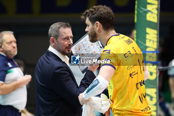 2024-02-14 - Coach Alberto Giuliani of Valsa Group Modena together with Bruno Rezende during the Superleague match between Valsa Group Modena Prisma Taranto Volleyball at PalaPanini Modena on February 15, 2024 in Modena, Italy. - VALSA GROUP MODENA VS GIOIELLA PRISMA TARANTO - SUPERLEAGUE SERIE A - VOLLEYBALL