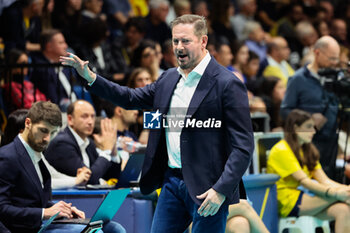 2024-02-14 - Coach Alberto Giuliani of Valsa Group Modena together with Bruno Rezende during the Superleague match between Valsa Group Modena and Cisterna Volleyball at PalaPanini Modena on February 11, 2024 in Modena, Italy. - VALSA GROUP MODENA VS GIOIELLA PRISMA TARANTO - SUPERLEAGUE SERIE A - VOLLEYBALL