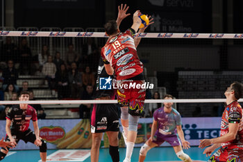 2024-02-18 - Spike of Roberto Russo during the Pallavolo Padova vs Sir Safety Susa Vim Perugia at the Kioene Arena in Padova, Italy on February 18, 2024 - PALLAVOLO PADOVA VS SIR SAFETY SUSA VIM PERUGIA - SUPERLEAGUE SERIE A - VOLLEYBALL
