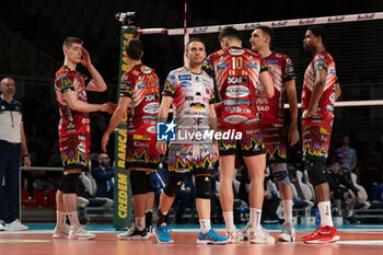 2024-02-18 - Sir Safety Susa Vim Perugia team during the Pallavolo Padova vs Sir Safety Susa Vim Perugia at the Kioene Arena in Padova, Italy on February 18, 2024 - PALLAVOLO PADOVA VS SIR SAFETY SUSA VIM PERUGIA - SUPERLEAGUE SERIE A - VOLLEYBALL