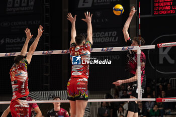 2024-02-18 - Spike of Davide Gardini during the Pallavolo Padova vs Sir Safety Susa Vim Perugia at the Kioene Arena in Padova, Italy on February 18, 2024 - PALLAVOLO PADOVA VS SIR SAFETY SUSA VIM PERUGIA - SUPERLEAGUE SERIE A - VOLLEYBALL