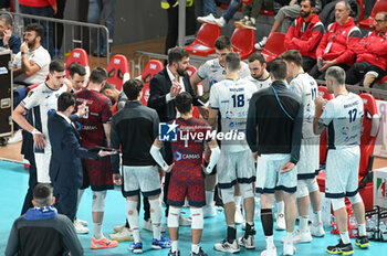 2024-02-18 - Cisterna Volley's team time out - CUCINE LUBE CIVITANOVA VS CISTERNA VOLLEY - SUPERLEAGUE SERIE A - VOLLEYBALL