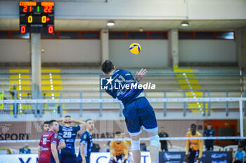 2024-02-25 - Faure Theo Alexandre serve (Cisterna Volley) - CISTERNA VOLLEY VS RANA VERONA - SUPERLEAGUE SERIE A - VOLLEYBALL
