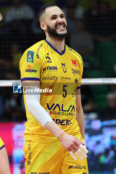 2024-02-25 - Osmany Juantorena despairs after missing the point during the Superleague match between Valsa Group Modena and Cisterna Volleyball at PalaPanini in Modena on Feb. 11, 2024 in Modena, Italy. - VALSA GROUP MODENA VS FARMITALIA CATANIA - SUPERLEAGUE SERIE A - VOLLEYBALL