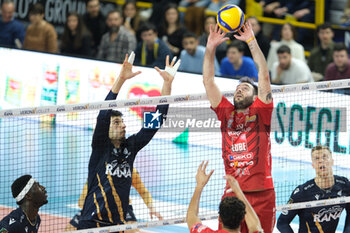 2024-03-03 - Set of Luciano De Cecco of Cucine Lube Civitanova during the match between Rana Verona and Cucine Lube Civitanova, regular season of the SuperLega Italian Volleyball Championship 2023/2024, at Pala AGSM-AIM in Verona, Italy on March 3, 2024. - RANA VERONA VS CUCINE LUBE CIVITANOVA - SUPERLEAGUE SERIE A - VOLLEYBALL