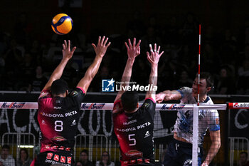 2024-02-24 - Eric Loeppky ( Mint Vero Volley Monza ) during VolleyBall Superleague Serie A game between Pallavolo Padova and Mint Vero Volley Monza at Kioene Arena in Padova, Italy on February 24, 2024 - PALLAVOLO PADOVA VS VERO VOLLEY MONZA - SUPERLEAGUE SERIE A - VOLLEYBALL