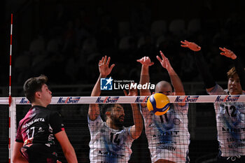 2024-02-24 - Block of Gianluca Galassi ( Mint Vero Volley Monza ) during VolleyBall Superleague Serie A game between Pallavolo Padova and Mint Vero Volley Monza at Kioene Arena in Padova, Italy on February 24, 2024 - PALLAVOLO PADOVA VS VERO VOLLEY MONZA - SUPERLEAGUE SERIE A - VOLLEYBALL