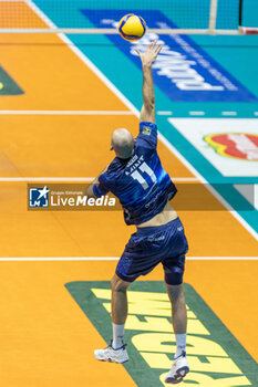 2024-03-10 - Gianluca Galassi (Vero Volley Monza) at service - PLAYOFF - MINT VERO VOLLEY MONZA VS CUCINE LUBE CIVITANOVA - SUPERLEAGUE SERIE A - VOLLEYBALL