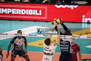 2024-03-10 - PAOLO PORR0 (POWERVOLLEY MILANO) AND YOANDY LEAL (GAS SALES BLUENERGY PIACENZA) - PLAYOFF - ALLIANZ MILANO VS GAS SALES BLUENERGY PIACENZA - SUPERLEAGUE SERIE A - VOLLEYBALL