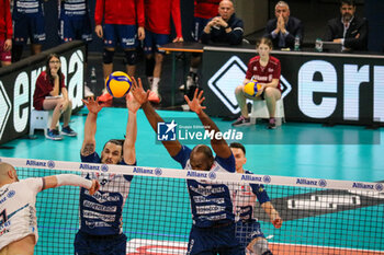 2024-03-10 - MONSTER BLOCK ROBERTLANDY SIMON AND ANTOINE BRIZARD (GAS SALES BLUENERGY PIACENZA) - PLAYOFF - ALLIANZ MILANO VS GAS SALES BLUENERGY PIACENZA - SUPERLEAGUE SERIE A - VOLLEYBALL