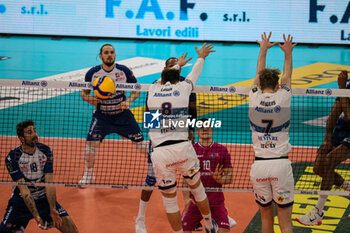 2024-03-10 - MONSTER BLOCK FERRE REGGERS AND AGUSTIN LOSER (POWERVOLLEY MILANO) - PLAYOFF - ALLIANZ MILANO VS GAS SALES BLUENERGY PIACENZA - SUPERLEAGUE SERIE A - VOLLEYBALL