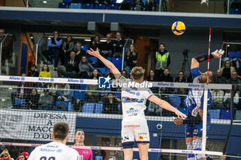 2024-03-10 - MONSTER BLOCK PAOLO PORRO (POWERVOLLEY MILANO) AND YOANDY LEAL (GAS SALES BLUENERGY PIACENZA) - PLAYOFF - ALLIANZ MILANO VS GAS SALES BLUENERGY PIACENZA - SUPERLEAGUE SERIE A - VOLLEYBALL