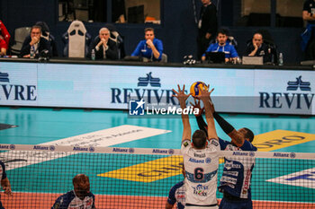 2024-03-10 - YOANDY LEAL (GAS SALES BLUENRGY PIACENZA) AND MONSTER BLOCK MARCO VITELLI (POWERVOLLEY MILANO) - PLAYOFF - ALLIANZ MILANO VS GAS SALES BLUENERGY PIACENZA - SUPERLEAGUE SERIE A - VOLLEYBALL