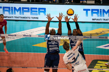 2024-03-10 - FERRE REGGERS (POWERVOLLEY MILANO) AND MONSTER BLOCK SIMON ROBERTLANDY AND YOANDY LEAL (GAS SALES BLUERNGY PIACENZA) - PLAYOFF - ALLIANZ MILANO VS GAS SALES BLUENERGY PIACENZA - SUPERLEAGUE SERIE A - VOLLEYBALL