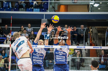 2024-03-10 - MONSTER BLOCK ANTOINE BRIZARD AND ROBERTLANDY SIMON (GAS SALES BLUENERGY PIACENZA) - PLAYOFF - ALLIANZ MILANO VS GAS SALES BLUENERGY PIACENZA - SUPERLEAGUE SERIE A - VOLLEYBALL