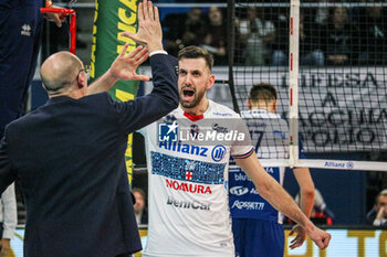 2024-03-24 - MARCO VITELLI AND COACH ROBERTO PIAZZA (POWERVOLLEY MILANO) - PLAYOFF - ALLIANZ MILANO VS GAS SALES BLUENERGY PIACENZA - SUPERLEAGUE SERIE A - VOLLEYBALL