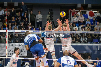 2024-03-24 - MONSTER BLOCK FERRE REGGERS AND AGUSTIN LOSER (POWERVOLLEY MILANO) - PLAYOFF - ALLIANZ MILANO VS GAS SALES BLUENERGY PIACENZA - SUPERLEAGUE SERIE A - VOLLEYBALL