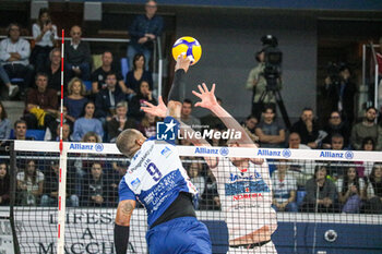 2024-03-24 - YOANDY LEAL (GAS SALES BLUENERGY PIACENZA) AND MONSTER BLOCK FERRE REGGERS (POWERVOLLEY MILANO) - PLAYOFF - ALLIANZ MILANO VS GAS SALES BLUENERGY PIACENZA - SUPERLEAGUE SERIE A - VOLLEYBALL