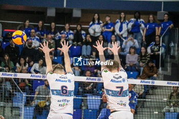 2024-03-24 - MONSTER BLOCK MARCO VITELLI AND FERRE REGGERS (POWERVOLLEY MILANO) - PLAYOFF - ALLIANZ MILANO VS GAS SALES BLUENERGY PIACENZA - SUPERLEAGUE SERIE A - VOLLEYBALL