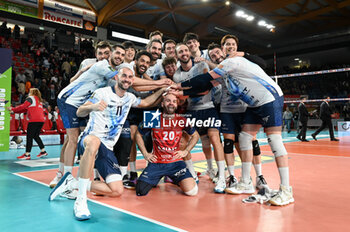 2024-03-27 - Mint Vero Volley Monza's group photo after the match - PLAYOFF - CUCINE LUBE CIVITANOVA VS MINE VERO VOLLEY MONZA - SUPERLEAGUE SERIE A - VOLLEYBALL